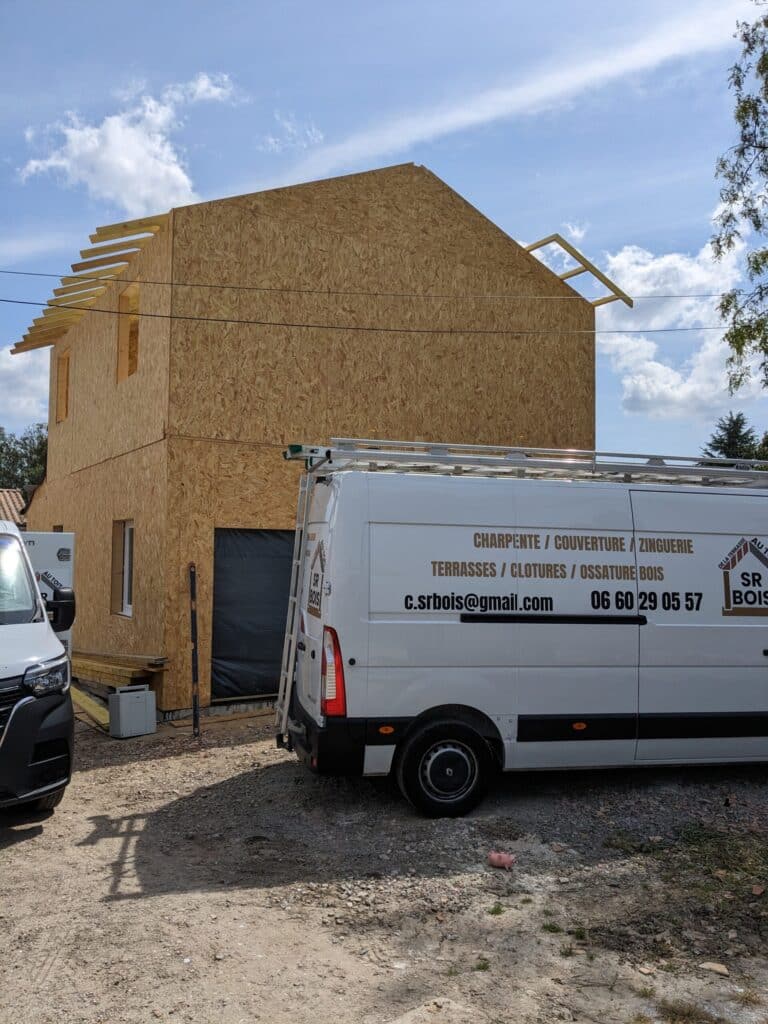 Charpente & Ossature Bois : Projet de construction SR Bois Construction d'une maison ossature bois (OSB) par SR BOIS. Van affichant Charpente, Couverture, Zinguerie, Terrasses. Contact : 06 60 29 05 57.